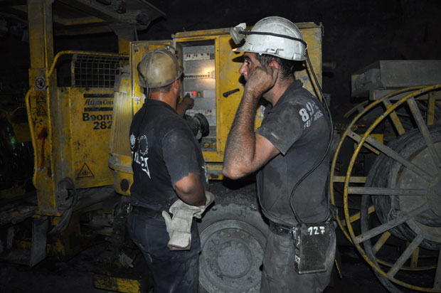 ПРИСЕБНОСТ КОЛЕГА У БОРУ: Просејали земљу да спасу рудара